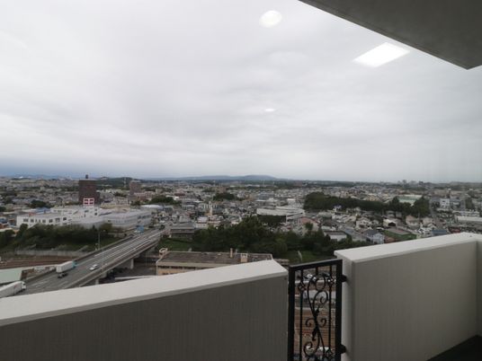 都市の景観を望むバルコニー