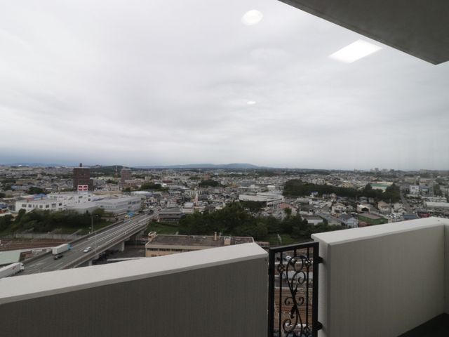 都市の景観を望むバルコニー