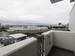 広々としたバルコニー空間