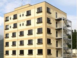 明るい建物の外観