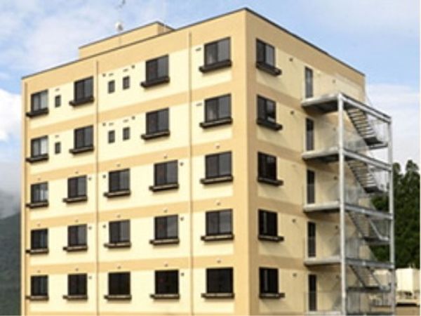 明るい建物の外観