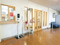 フロントの見える廊下