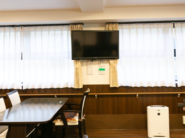 テレビとテーブルのダイニング