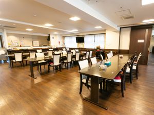 広々とした明るい食堂