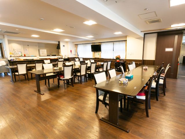広々とした明るい食堂