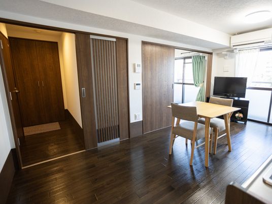木製家具のある居室