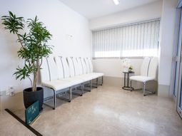 待合室の椅子と植物