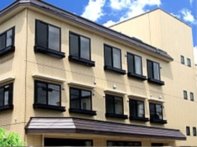 きれいな建物の外観 外観 日差しが降り注ぐ明るい外観の建物です。自然光がたっぷりと差し込む環境で、ご利用者様の快適な生活を支えます。