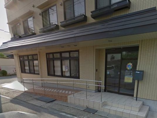 清潔感のある建物正面