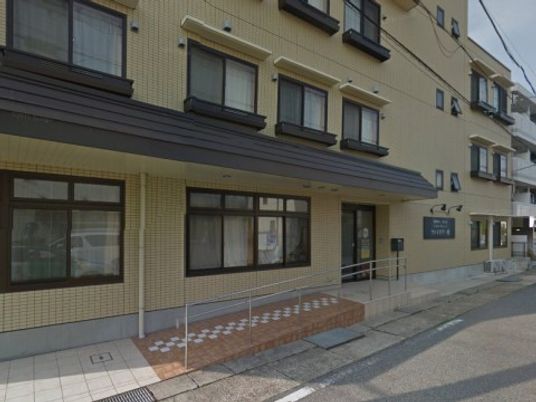 黄色い建物の外観