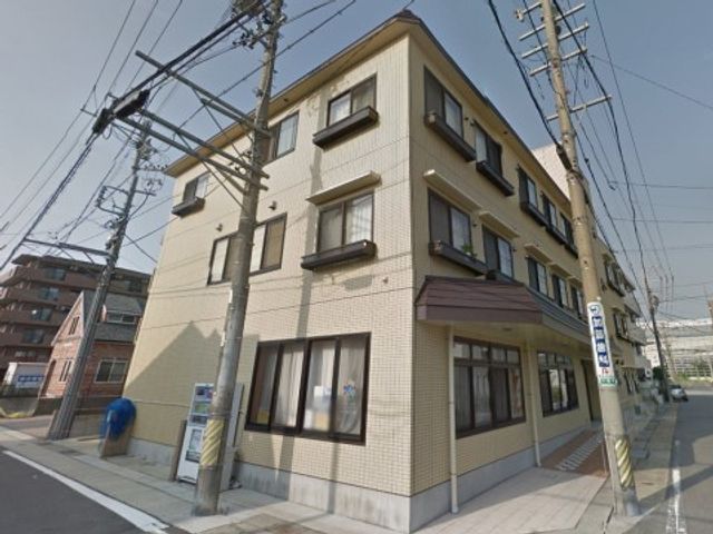都会に佇む三階建ての建物 外観 落ち着いた色合いの外観が印象的です。通りに面しているため、アクセスも便利そうです。