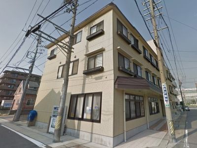 都会に佇む三階建ての建物