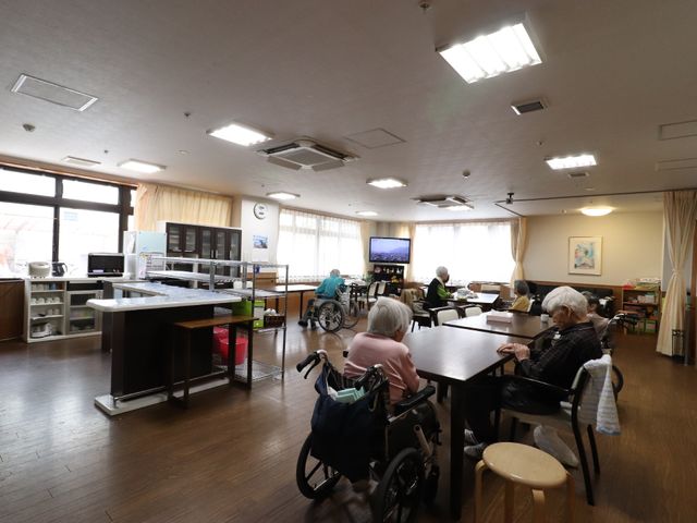 広々とした共有スペース マルチスペース 広々としたスペースで、利用者が食事をとったりくつろいだりしています。清潔感のあるこの場所は、働く魅力の一つです。