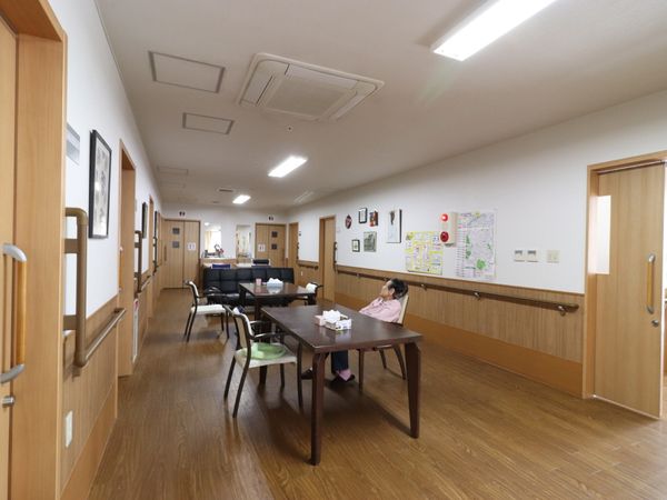 廊下の一角に設けられた休憩スペース