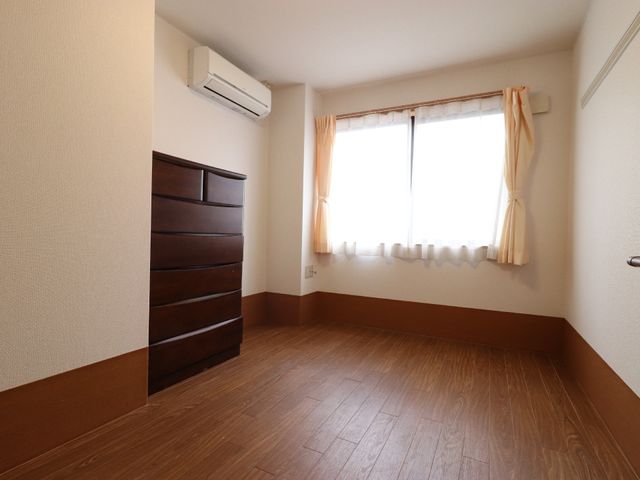 明るい居室の一角 明るい居室 清潔で広々とした部屋です。エアコン完備で一年を通して快適に過ごせます。