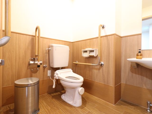 バリアフリーなトイレ設備 バリアフリー対応のトイレ 周囲に手すりが設けられた安心設計のトイレです。安全かつ自立した生活を支援する環境が整っています。