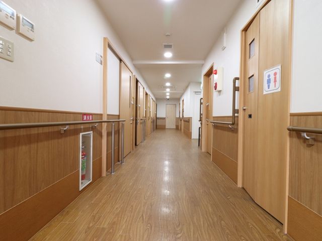 明るい廊下の風景 廊下 広々と清潔感のある廊下は、安全に配慮された手すりが設置されており、快適にご移動いただけます。