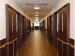 広く明るい廊下の風景