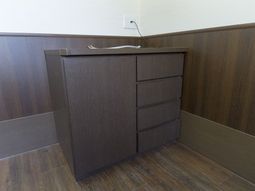 茶色いキャビネットのコーナー