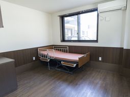 明るい居室のベッド