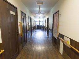 明るい廊下の風景