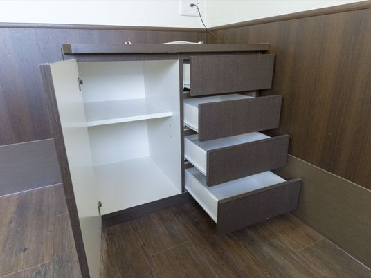 収納家具と床のコントラスト 