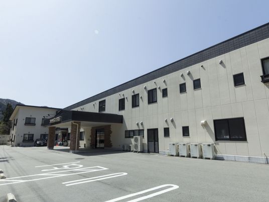 広々とした駐車場の建物