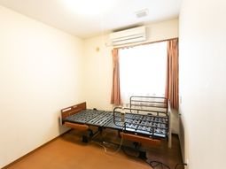 明るい居室のベッド