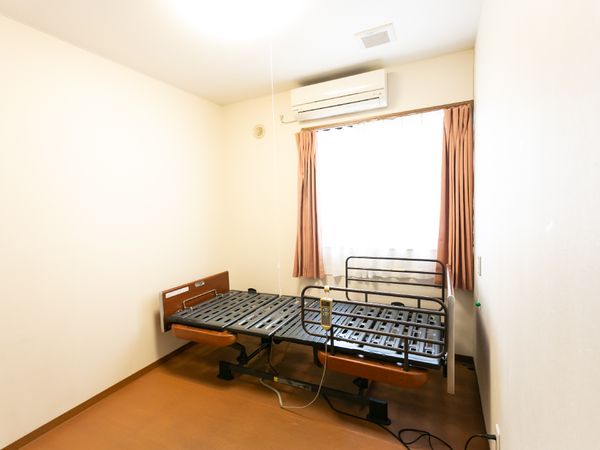 明るい居室のベッド