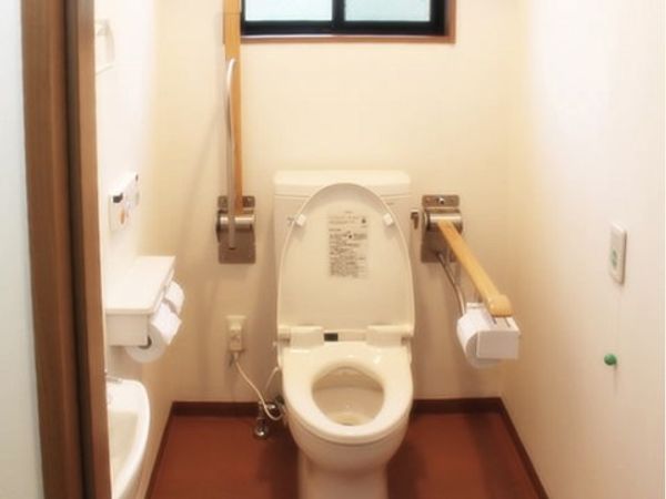 手すり付き清潔なトイレ