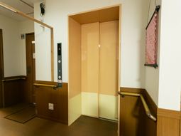 廊下にあるエレベーター