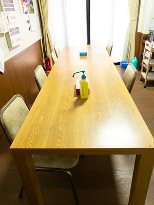 会議テーブルのある空間