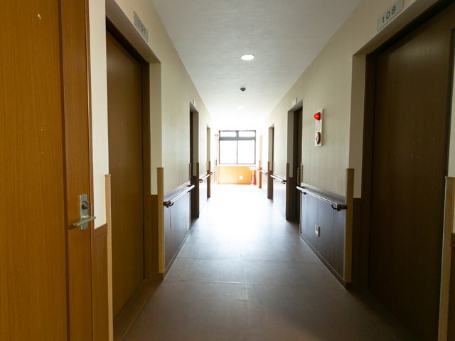 清潔な廊下の一部 廊下 ゆったりとした通路が確保され、安全に配慮されたバリアフリー設計です。