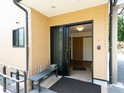 明るいエントランス風景