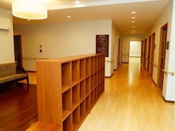 明るい廊下と木製家具