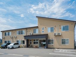 明るい外観の建物