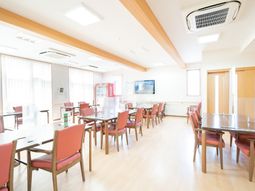 光が差し込む食堂