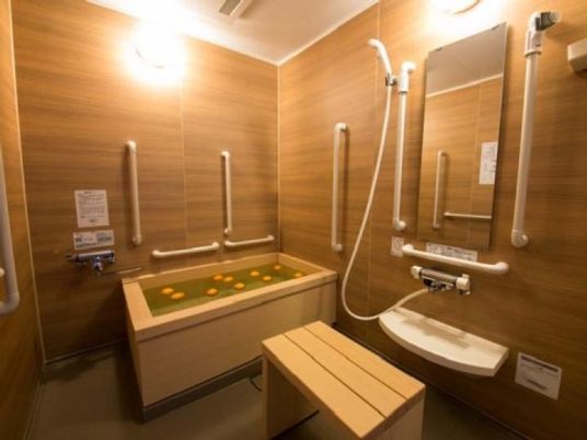 施設の写真 ハートライフ長泉の浴室。木材を使用した浴室