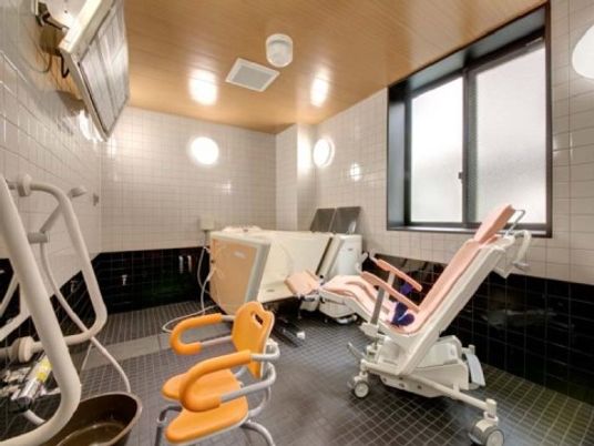 ハートライフ長泉の介護浴室。座ったまま入浴できる機器を設備。