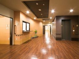 明るい廊下とエレベーター