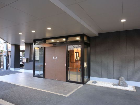 入口と中の様子が見える外観