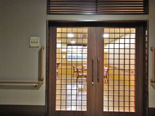 ドアには透明度の高いガラスをあしらい、館内のどこでもなるべく採光がしやすいようなされている工夫の一つとなっている。