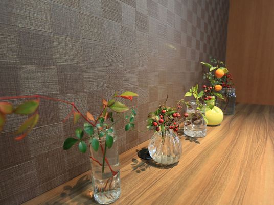 談話スペースの棚の上には、いくつかの花瓶が並べられている。生けられているのは花ではなく、枝についた木の実などとなっている。