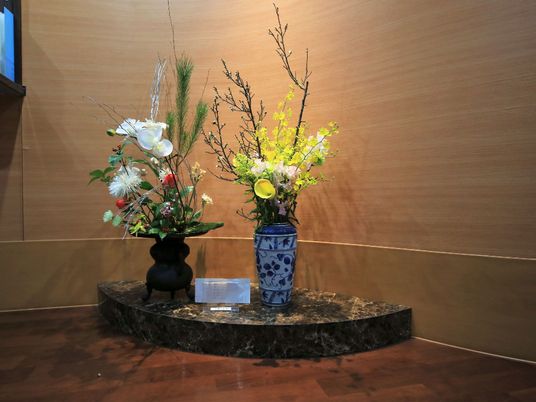 和風の生け花ディスプレイ