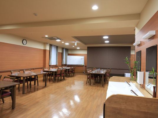 広々とした明るい食堂
