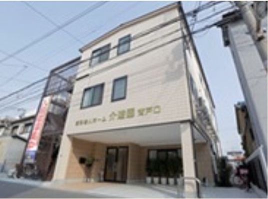 白とベージュの外観