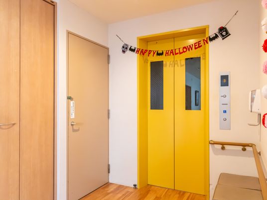 ハロウィン装飾のエレベーター