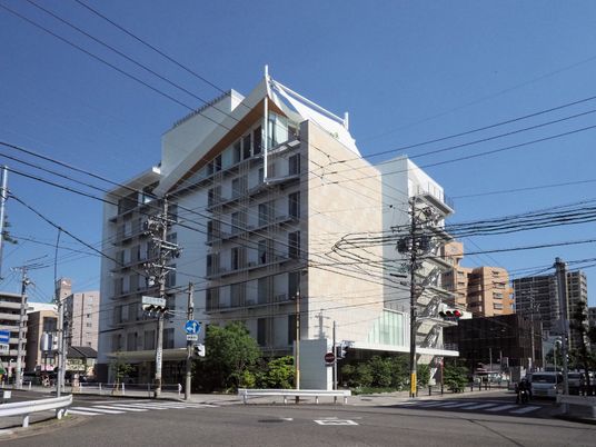 現代的な外観の建物