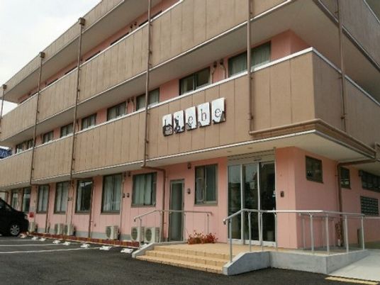 ピンクの建物エントランス