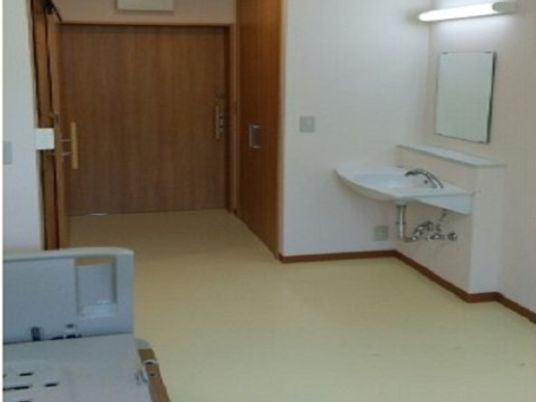 洗面台付きの明るい居室